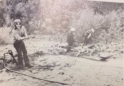 Arbeiter an der Wetterseite des Monte Schlackos im Rahmen der Begrünungsaktion 1977: Es wurde Löcher in Schlackenhalde gesprengt und gebohrt, die mit Erde befüllt und bepflanzt wurden