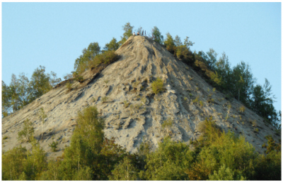 Der Monte Schlacko heute; am oberen Bildrand ist eine Stahlkonstruktion in Ansätzen zu erkennen