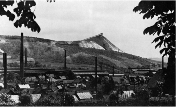 Der Monte Schlacko Ende der 1920er Jahre; rechts ist der Haldenkegel mit Seilbahn zusehen; links davon das Plateau -der sog. "Kamerunberg" 