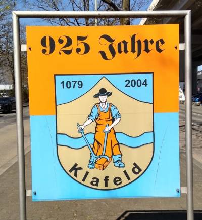 Tafel zur 925-Jahrfeier von Klafeld mit dem Wappen von 1952